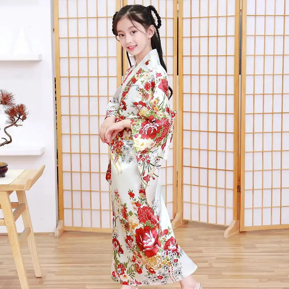Kimono traditionnel Japonais petite fille