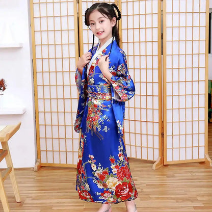 Kimono traditionnel Japonais petite fille