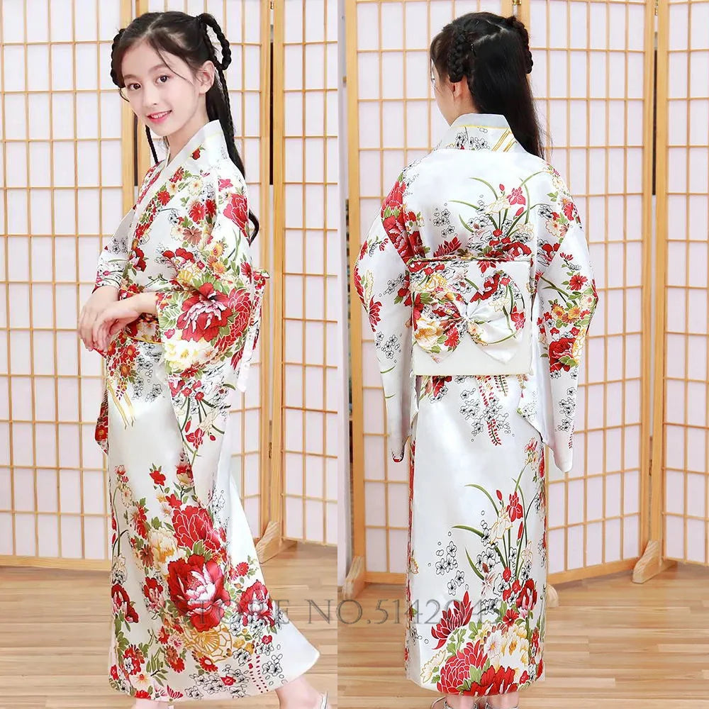 Kimono traditionnel Japonais petite fille