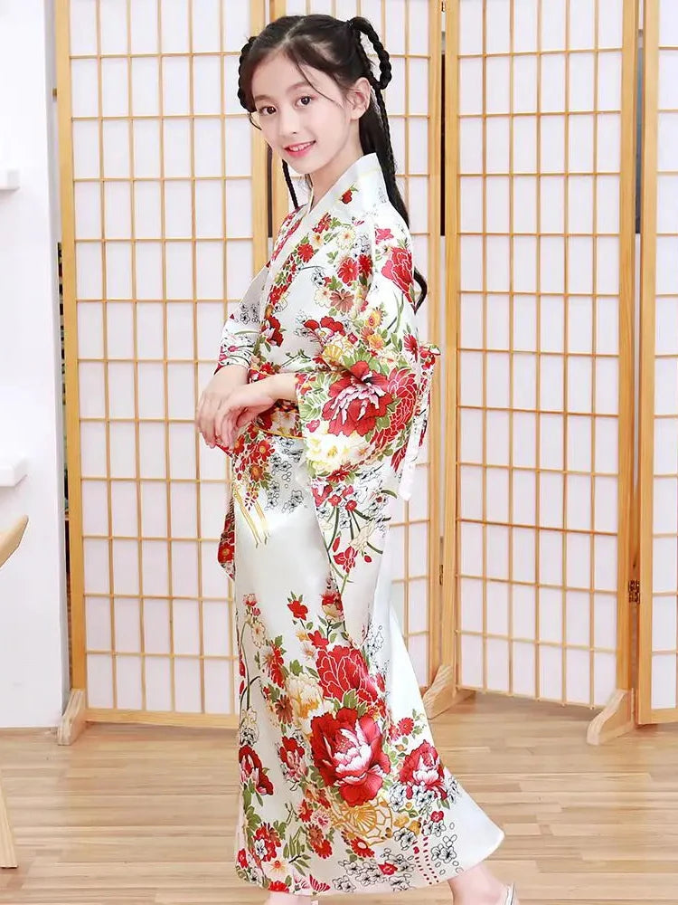 Kimono traditionnel Japonais petite fille