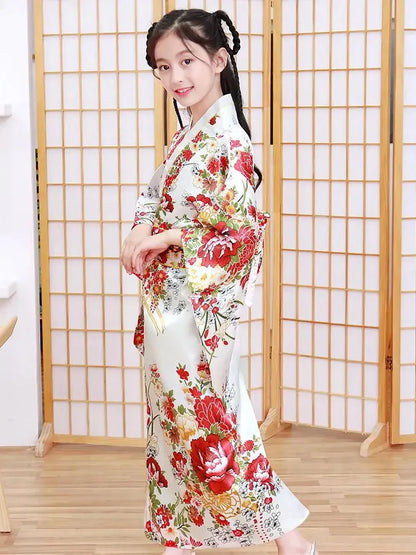 Kimono traditionnel Japonais petite fille