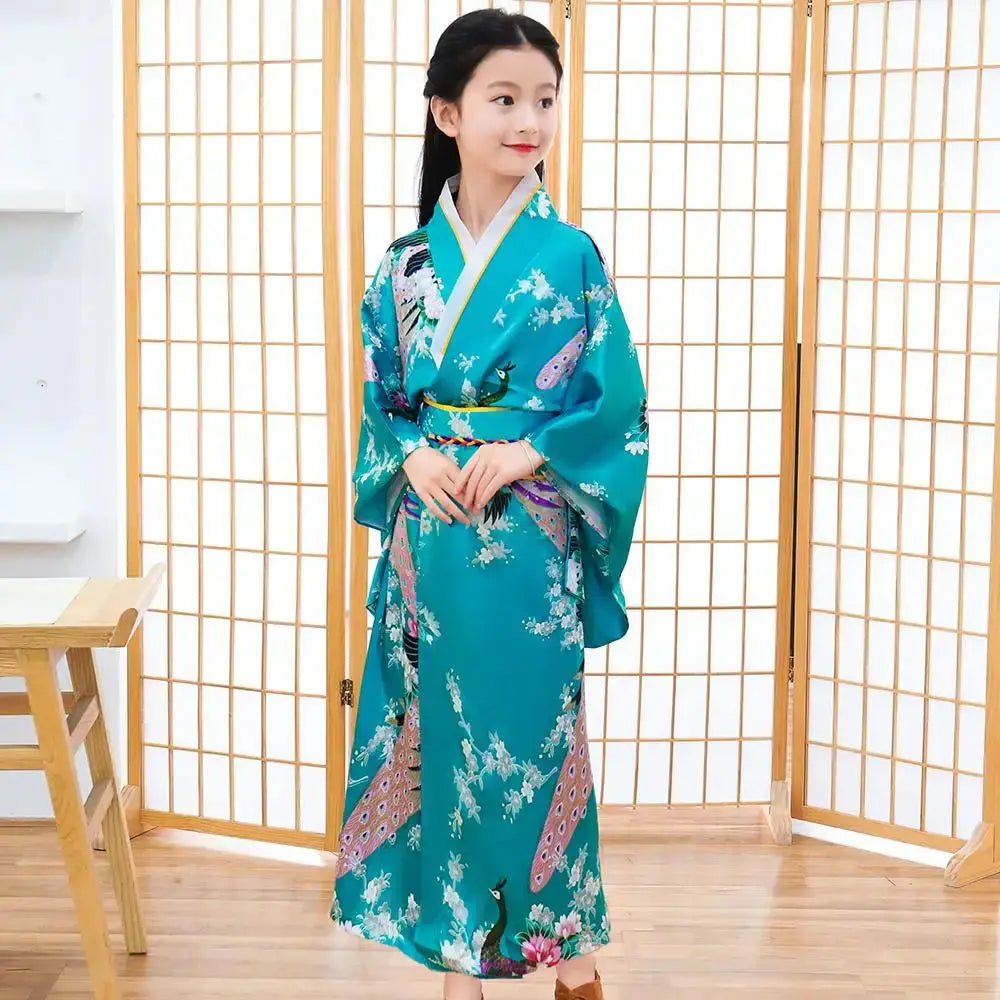 Kimono traditionnel Japonais petite fille